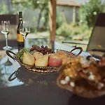 Twin Pines - Ikerfenyok Gæstehus 3*