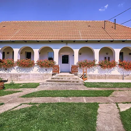 Twin Pines Egerszalok